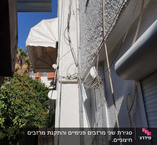 גג עם כיסוי בד לבן ומבנה מתכת